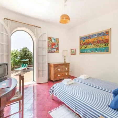 Sleeps 6 Wifi Villa